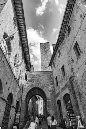 San Gimignano, Tuscany, Italy - August 9, 2019: Old medeival square and towers in typical Tuscan town, popular tourist destination. Town also called  Medieval Manhattan for residential towers found therein.のeditorial素材