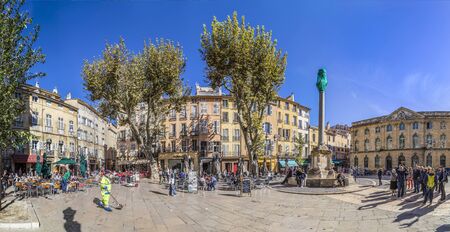 AIX EN PROVENCE, FRANCE - OCT 19, 2016: people visit the central market place with the famous hotel de ville in Aix en Provence, France.のeditorial素材