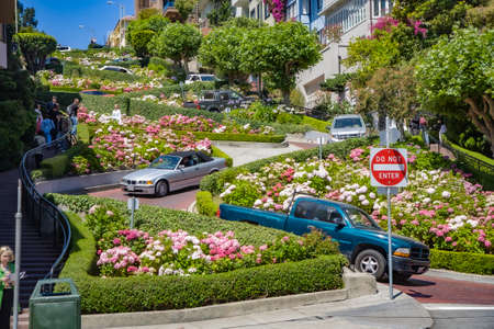 San Francisco, USA - July 23, 2008:  cars passing the Lombard street in San Francisco. It is  known for the  section on Russian Hill between Hyde and Leavenworth, in which the roadway has eight turns.のeditorial素材