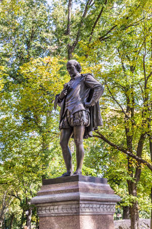 New York, USA - October 21, 2015: Bronze statue of William Shakespeare in the New York Central Park by JQA Ward in 1870.のeditorial素材