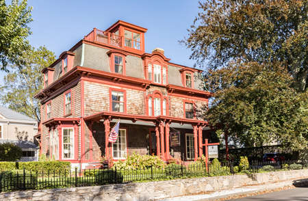 Newport, USA - September 23, 2017: old wooden houses at historic hill in Newport, USA.のeditorial素材