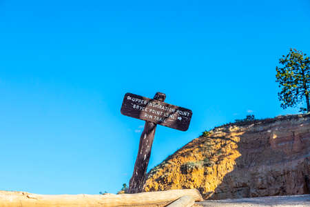 Signage upper inspiration point and Bryce point rim trail at Bryce Canyon, USAの写真素材