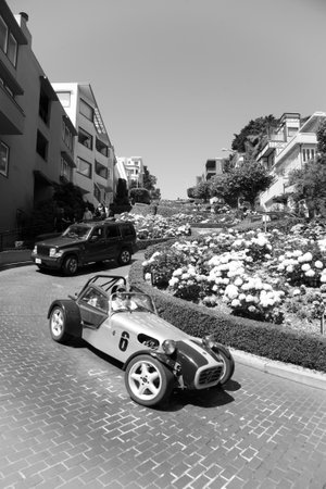 San Francisco, USA - July 23, 2008: cars passing the Lombard street in San Francisco. It is known for the section on Russian Hill between Hyde and Leavenworth, in which the roadway has eight turns.のeditorial素材