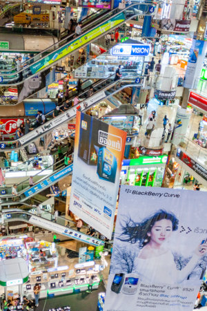 Bangkok, Thailand - December 22, 2009: inside the Pantip Plaza, the bigges electronic and software shopping complex in Thailand to get some bargain in Bangkok, Thailand.のeditorial素材