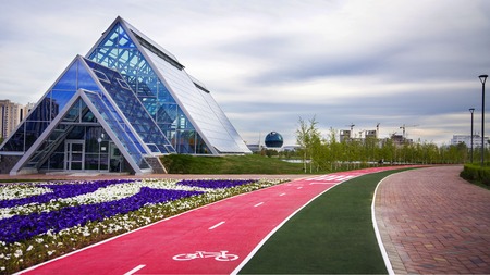 A bike path is a bikeway separated from motorized traffic and dedicated to cycling.のeditorial素材