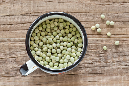 Green peas in a enamel mugの写真素材
