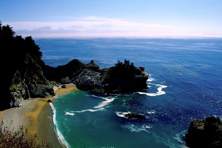 Big Sur is a sparsely populated region of the central California, United States coast where the Santa Lucia Mountains rise abruptly from the Pacific Ocean. The terrain offers stunning views, making Big Sur a popular tourist destination.の写真素材
