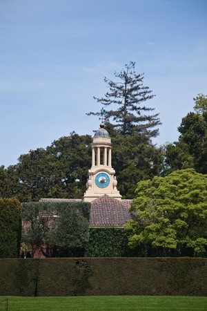 Filoli is a country house set in 16 acres (6.5 ha) of formal gardens surrounded by 654 acres (265 ha) estate, located in Woodside, California, about 25 miles (40 km) south of San Francisco, at the southern end of Crystal Springs Lake, on the eastern slopeの写真素材