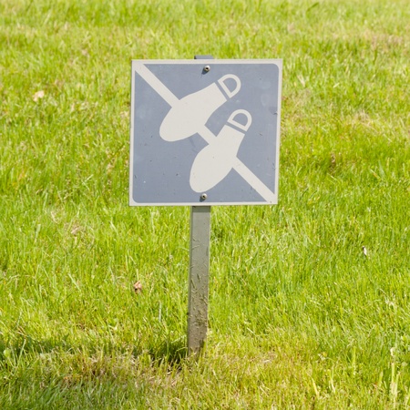 No walking on grass warning sign picture.のeditorial素材