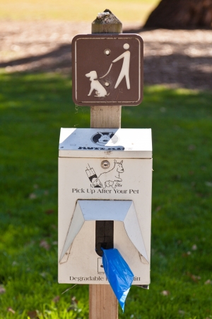 Sign to remind owners to clean up after their dog and not leave a mess behindの写真素材