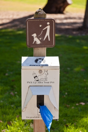 Sign to remind owners to clean up after their dog and not leave a mess behindの写真素材