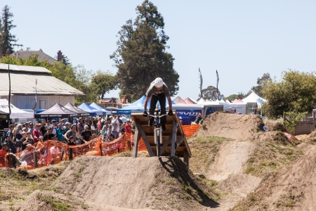 APTOS VILLAGE - APRIL 14: 4th Annual Santa Cruz Mountain Bike Festival on April 13 & 14, 2013 in Aptos Village, California. The Festival takes everything that is great about the local mountain bike scene and brings it all together in one place.のeditorial素材
