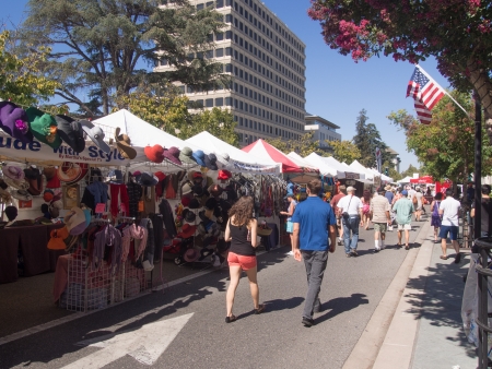 42nd Annual Mountain View Art & Wine Festival is a vibrant multicultural celebration featuring professional artists and craftmakers showing exceptional handcrafted wares, stellar live music on stage and street throughout downtown.のeditorial素材