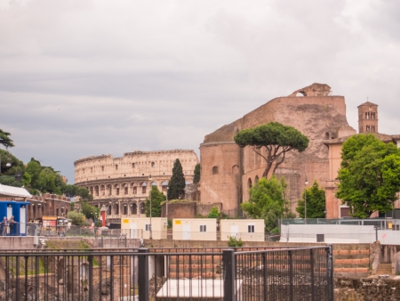 Via dei Fori Imperiali is a road in the centre of the city of Rome, Italy, that runs in a straight line from the Piazza Venezia to the Colosseum.の写真素材