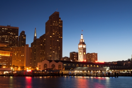San Francisco Ferry building and eastern waterfront and roadway of the Port of San Francisco.のeditorial素材