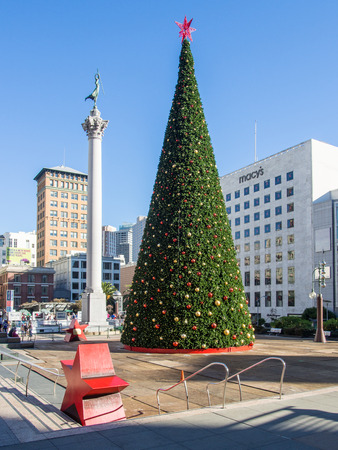 Christmas Tree in Union Square next to the Dewey Monument.のeditorial素材