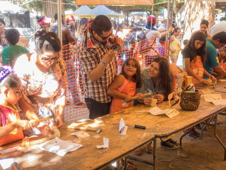 GILROY, CA/USA - July 24-26, 2015: 37th annual Gilroy Garlic Festival is ultimate summer food fair entertaining nearly 100,000 visitors with 50 live concerts, childrenâs activities, arts & crafts, an international cooking competition and extraordinary cのeditorial素材