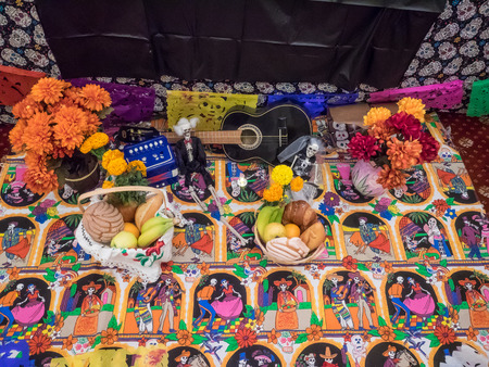 Redwood City, CA/USA - November 6, 2016: Dia de Los Muertos celebration to tonor the dead with a parade and party in downtown Redwood City. The celebration will include music, kids activities, traditional food, vendors and altars contest at the San Mateo のeditorial素材