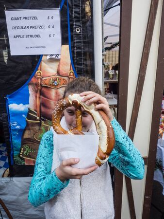 MOUNTAIN VIEW, CA/USA - December 9 2017: German Holiday Market (Weihnachtsmarkt) on Saturday, December 9, 2017 at City Hall Plaza in Mountain View, Californiaのeditorial素材