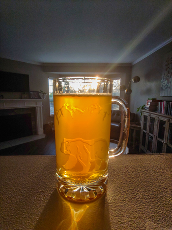 India pale ale (IPA) is a hoppy beer style within the broader category of pale ale.のeditorial素材