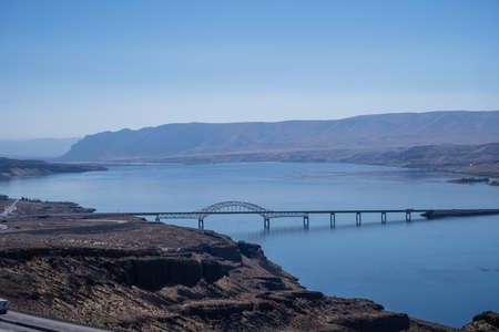 Vantage Bridge is a bridge in the U.S. state of Washington. It carries Interstate 90 across the Columbia River, near Vantage and George, Washington. This section of the river is named Wanapum Lake; it is the reservoir formed by Wanapum Dam. The bridge separates the Ginkgo Petrified Forest and Wanapum Recreational Area State Park on the western bank of the Columbia.の写真素材