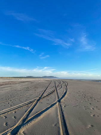 Long Beach Peninsula is known for its continuous sand beach 28 miles (45 km) in extent on the Pacific Ocean side, claimed to be the longest beach in the United States.の写真素材