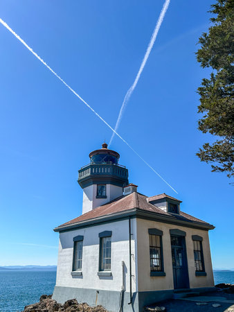 Lime Kiln Light is a functioning navigational aid located on Lime Kiln Point overlooking Dead Man's Bay on the western side of San Juan Island, San Juan County, Washington, in the United States.の写真素材