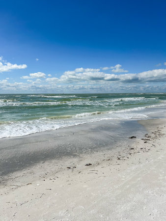 Lido Key Beach is located on barrier island off the coast of Sarasota, Florida, in the United States. Sandy beach featuring a concession stand, gift shop & picnic tables, plus a swimming pool.の写真素材