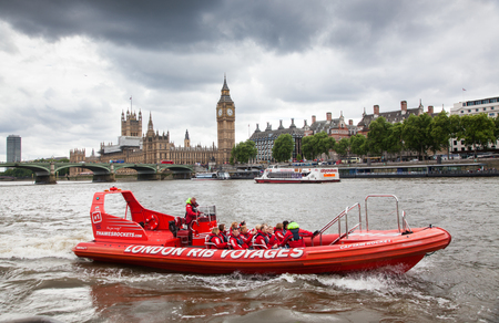 LONDON/UK - MAY 20 : Unidentified tourists travel on a sightseeing boat along the Thames, Big Ben and Westminster Bridge in the backgroundのeditorial素材