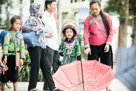 SA PA, VIETNAM - AUGUST 2017: Black hmog ethnic minority girl in Sa Pa town, the high mountains, Lao Cai province, Vietnamのeditorial素材