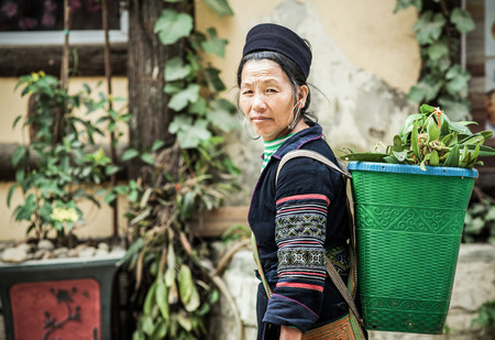 SA PA, VIETNAM - AUGUST 2017: Portrait of black hmong ethnic minority woman in Sa Pa town, the high mountains, Lao Cai province, Vietnamのeditorial素材