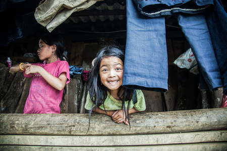 SA PA, VIETNAM - AUGUST 2017: Hmong children in Cat Cat villagge, Sa Pa, the high mountains, Lao Cai province, Vietnamのeditorial素材