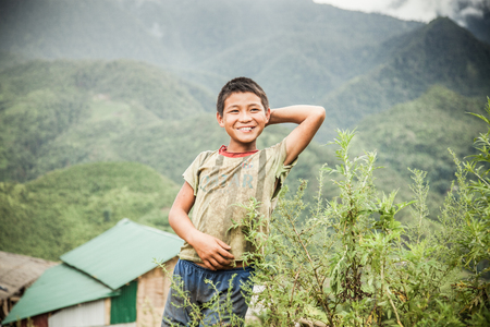 SA PA, VIETNAM - AUGUST 2017: Hmong children in Cat Cat villagge, Sa Pa, the high mountains, Lao Cai province, Vietnamのeditorial素材