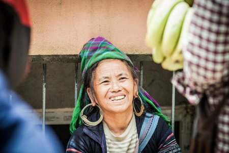 SA PA, VIETNAM - AUGUST 2017: Portrait of black hmong ethnic minority woman selling goods at the market in Sa Pa town, the high mountains, Lao Cai province, Vietnamのeditorial素材