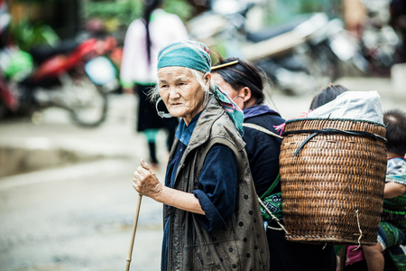 SA PA, VIETNAM - AUGUST 2017: Portrait of black hmong ethnic minority woman in Sa Pa town, the high mountains, Lao Cai province, Vietnamのeditorial素材