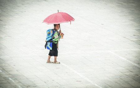 SA PA, VIETNAM - AUGUST 2017: Black hmog ethnic minority girl in Sa Pa town, the high mountains, Lao Cai province, Vietnamのeditorial素材
