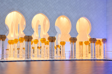 sheikh zayed grand mosque at dusk, Abu Dhabi, UAEのeditorial素材