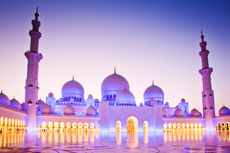 sheikh zayed grand mosque at dusk, Abu Dhabi, UAEのeditorial素材