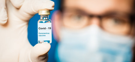 doctor holding covid - 19 coronavirus vaccineの写真素材