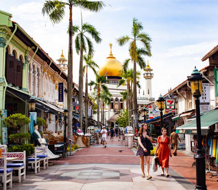 SINGAPORE, SINGAPORE - MARCH 2019> street view of singapore with Masjid Sultanのeditorial素材