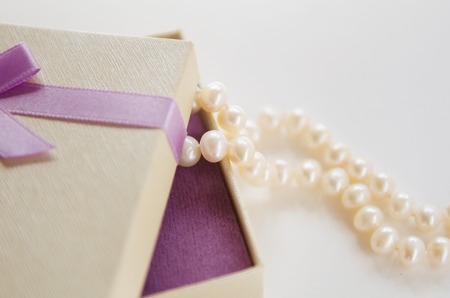 a necklace of pearls of the overhang of the gift box with a bowの写真素材