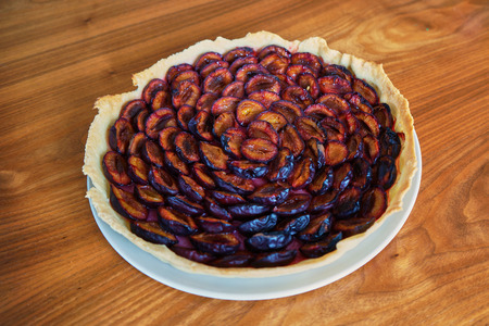 Plum Pie Right Out The Oven On A With Plate On A Wooden Tableの写真素材