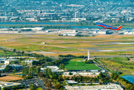 OAKLAND, CA - MAY 1st 2019: A Southwest Airlines airplane departs Oakland International Aiportのeditorial素材