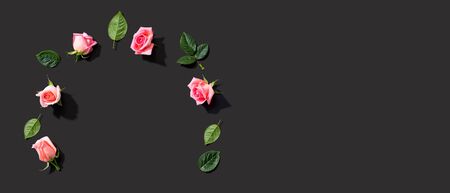 Pink roses with green leaves overhead view - flat layの写真素材