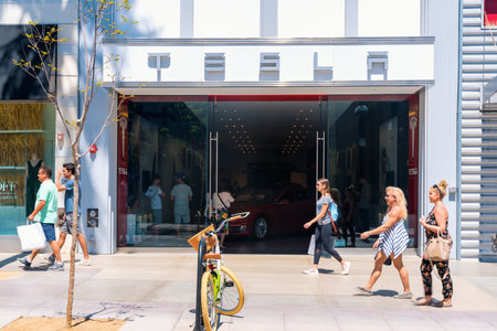 SANTA MONICA, CA - AUG 16, 2019: People walk by a Tesla retail store in Santa Monica, CAのeditorial素材