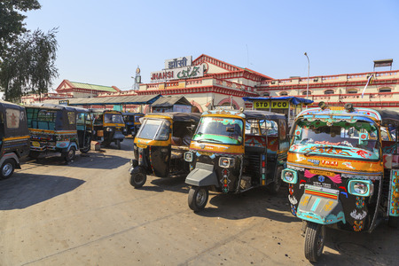 Jhansi, India_14 April  2017: Railway station, three-wheeled motorcycle taxiのeditorial素材