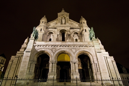 Wonderful view of the Basilica of the Sacred Heart of Paris at night.
のeditorial素材