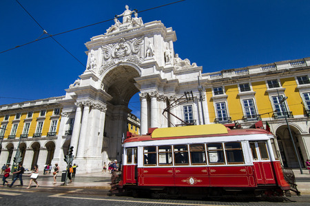 View of the famous Triumphal Augusta Arch located in Lisbon, Portugal.のeditorial素材