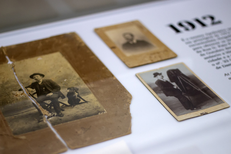 TAVIRA, PORTTUGAL: 5th MAY, 2018: Hundred year historical Andrade family photography museum details of gear, photos and books.のeditorial素材