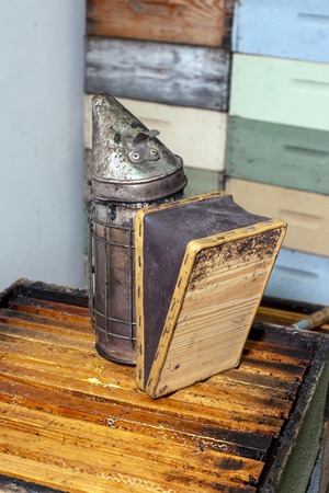 Manual bee fogger instrument to numb bees on the beehive.
